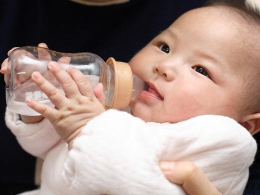 bé uống nước, trẻ sơ sinh uống nước, khi nào bé sơ sinh cần uống nước