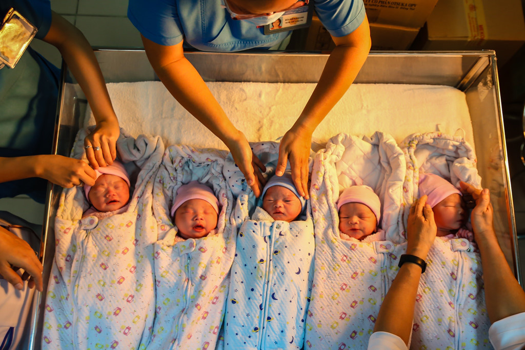 5 bé sơ sinh chào đời vào thời khác giao thừa