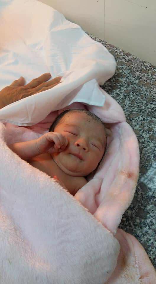 Bé sơ sinh bị bỏ rơi trong thùng xốp, cộng đồng kêu gọi giúp đỡ