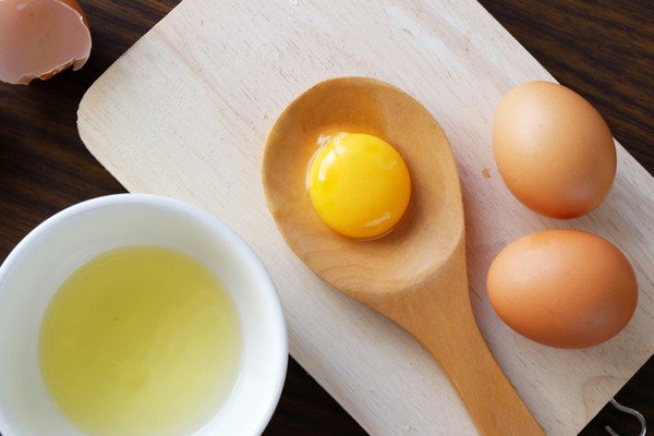 Lòng trắng trứng giàu protein, nổi bật nhờ khả năng trẻ hóa, làm tươi sáng làn da sau khi bị rạn