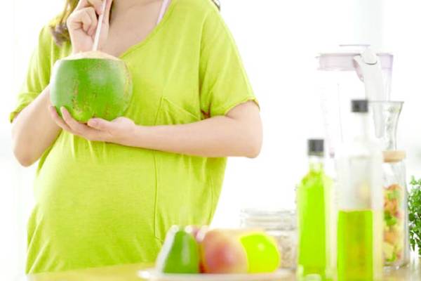 Nhau thai bám thấp có nên uống nước dừa không?