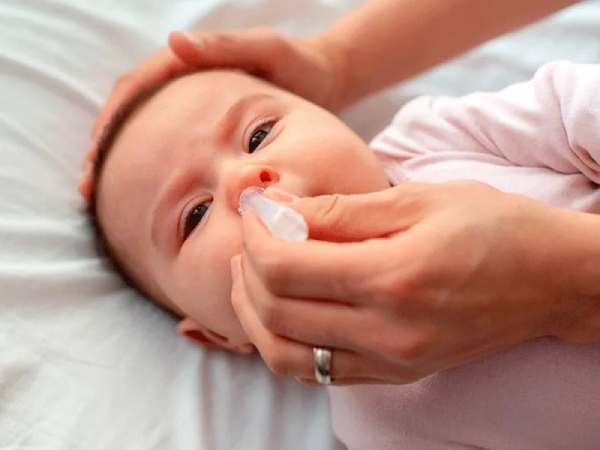 Trẻ sơ sinh bị sổ mũi mùa lạnh là vấn đề thường gặp