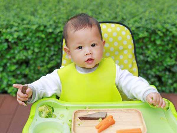 Ăn dặm tự chỉ huy (Baby-Led Weaning – BLW) là phương pháp ăn dặm hiện đại