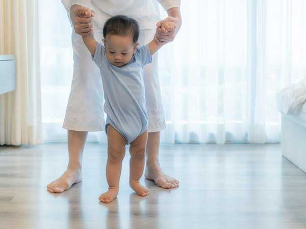 Bé có thể đứng vững khi bám vào đồ vật là một dấu hiệu bé sắp biết đi