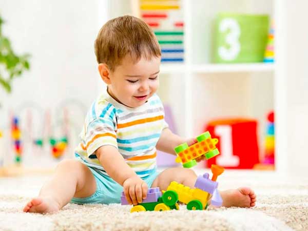 Bé 1 tuổi chưa biết đi có sao không?