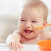 Sau 6 tháng bé sẽ bắt đầu làm quen với việc ăn dặm