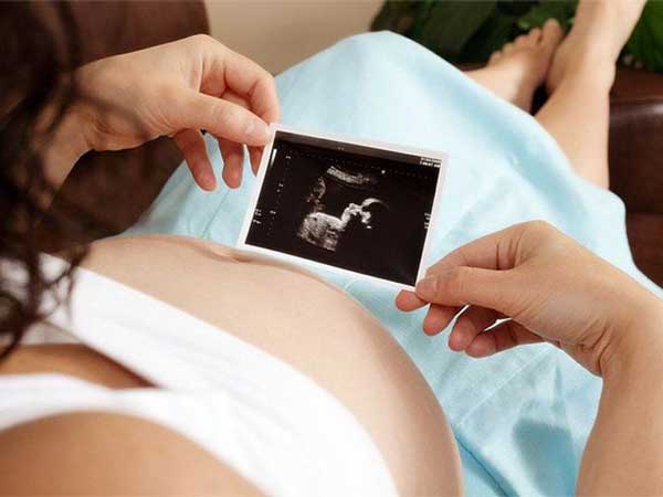 Nếu bố mẹ có vóc dáng nhỏ, bé có thể có xương cánh tay ngắn hơn