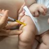 Có thể tiêm cùng lúc 6in1 và phế cầu không?