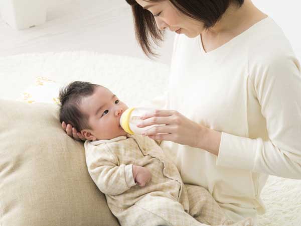 Bé có phản xạ tìm kiếm núm ti khi đói là dấu hiệu cho thấy bé sẵn sàng bú bình