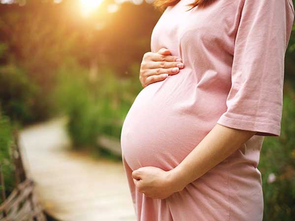 Khi có dấu hiệu vỡ ối, mẹ bầu nên đến ngay bệnh viện để được kiểm tra kịp thời