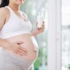 Cách uống sữa bầu vào con không vào mẹ