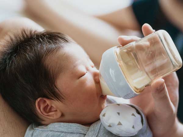 Nên tập cho bé bú bình khi nào là chuẩn nhất?