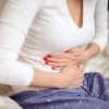 Viêm nhiễm sau sinh có thể gây sưng tấy, làm cản trở dòng chảy sản dịch