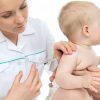Nếu trẻ có biểu hiện sốt nhẹ sau tiêm ba mẹ nên đo thân nhiệt thường xuyên