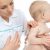 Nếu trẻ có biểu hiện sốt nhẹ sau tiêm ba mẹ nên đo thân nhiệt thường xuyên